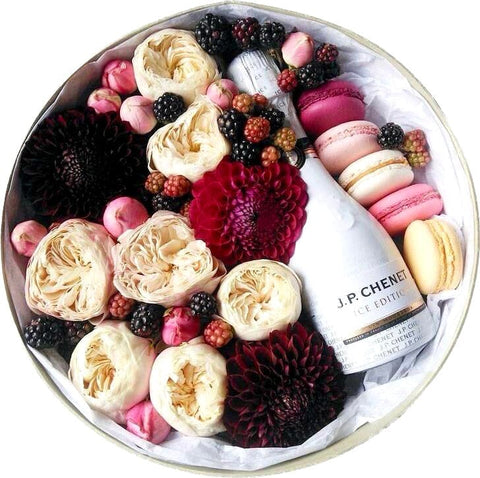 Flowers and macarons gift box