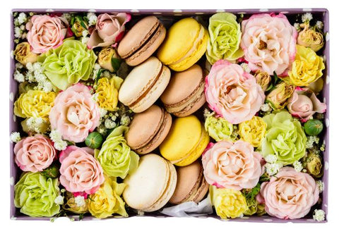 Spray Roses Box with Macaroons - Flowers Box London